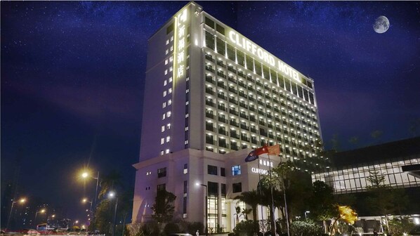 住宿正面 (夜晚)