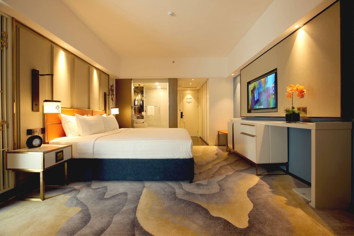 Suite Deluxe | Minibar, caja de seguridad en la habitación y escritorio