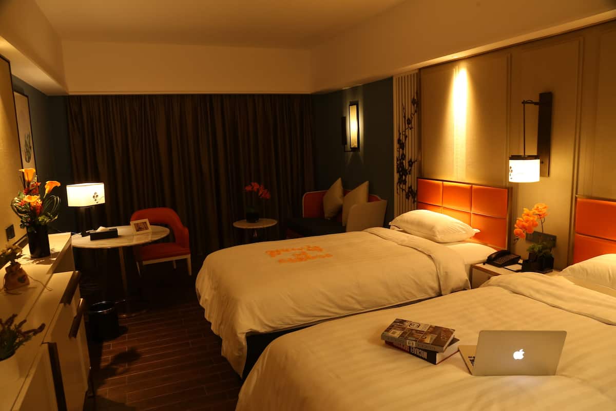 Deluxe Twin Room | Minibar, in-room safe, desk, blackout curtains