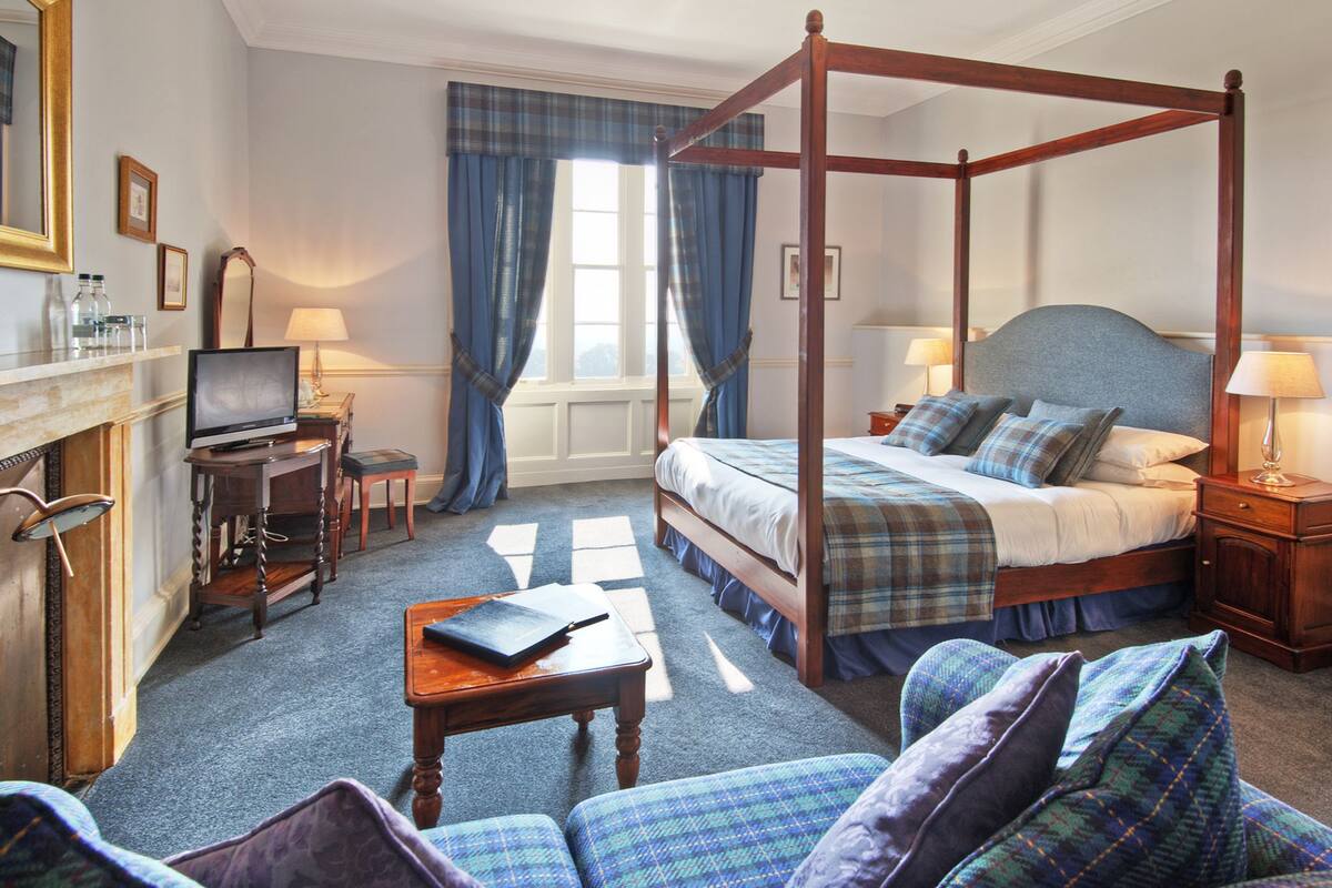Signature Double Room | 1 bedroom, blackout drapes, iron/ironing board (on request), WiFi (free)