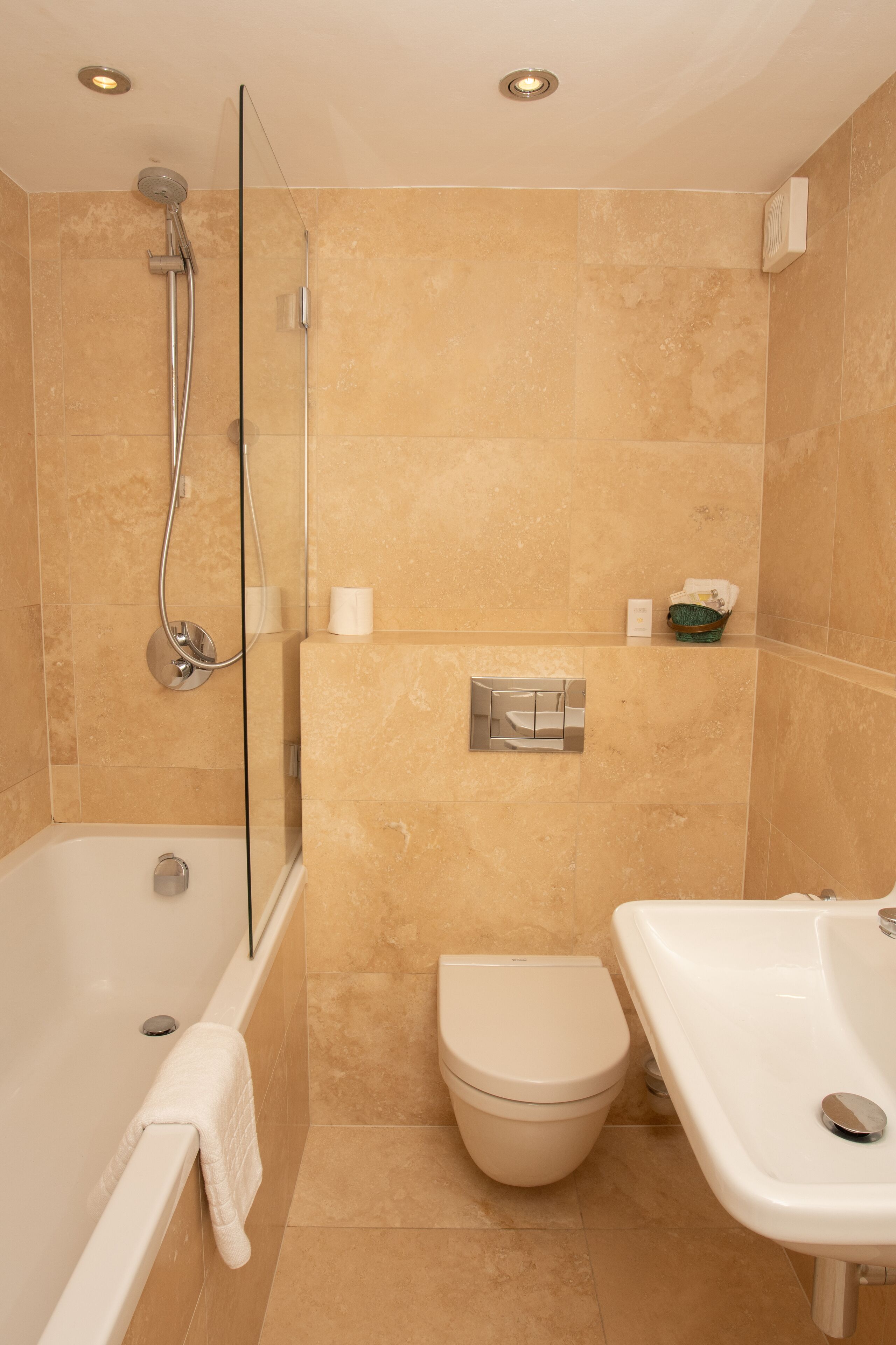 standard double room | bathroom | free toiletries, hair dryer, bathrobes, towels