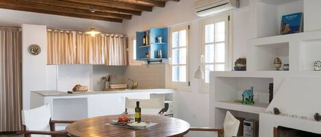 House, 2 Bedrooms (Livadakia 7) | Living area