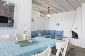 House, 2 Bedrooms (Livadakia 2) | Living area