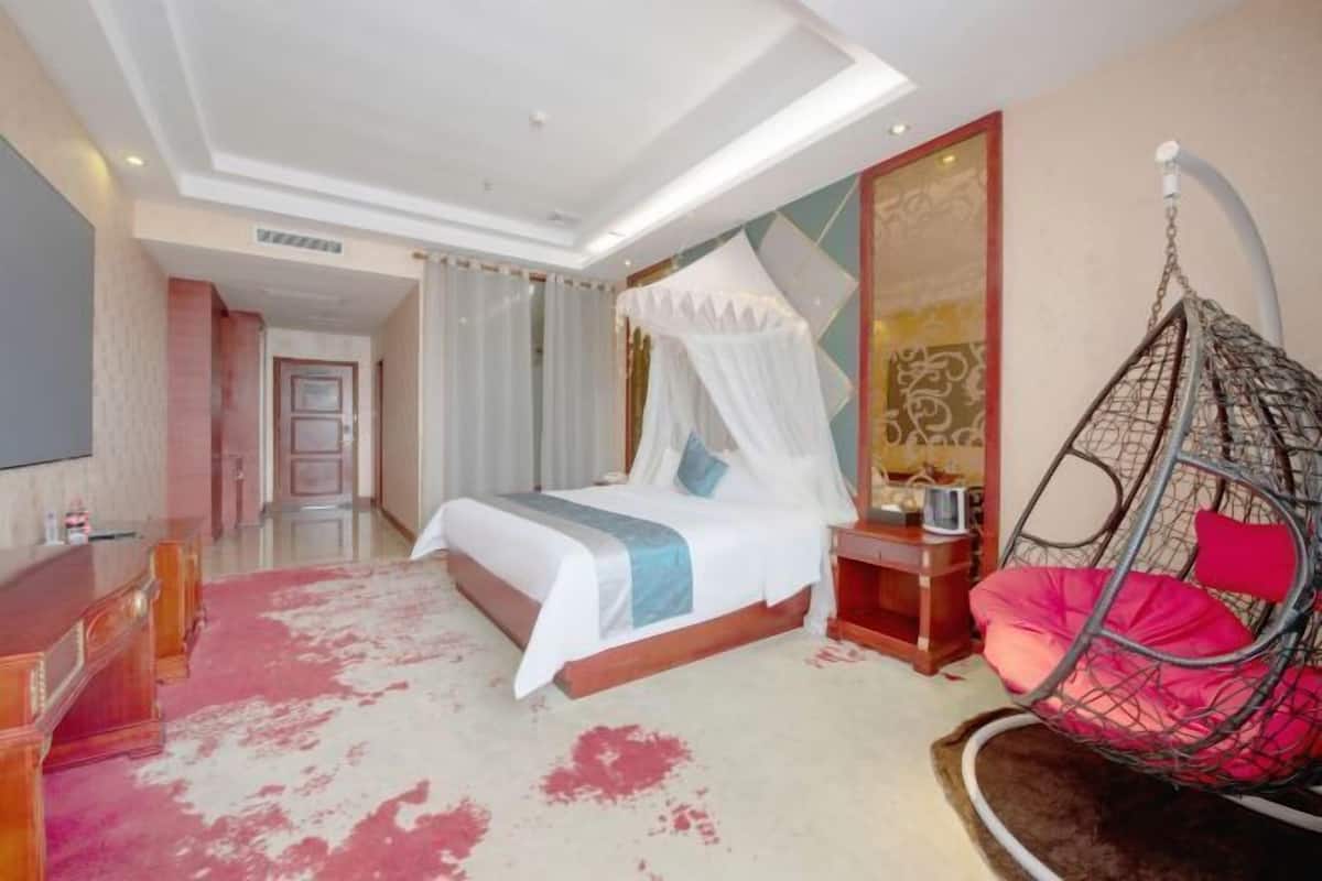 Desk, blackout curtains, free WiFi, bed sheets