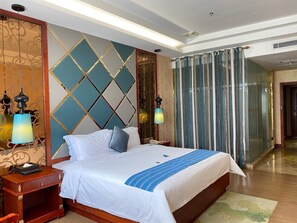 Escritorio, cortinas blackout, wifi gratis y ropa de cama