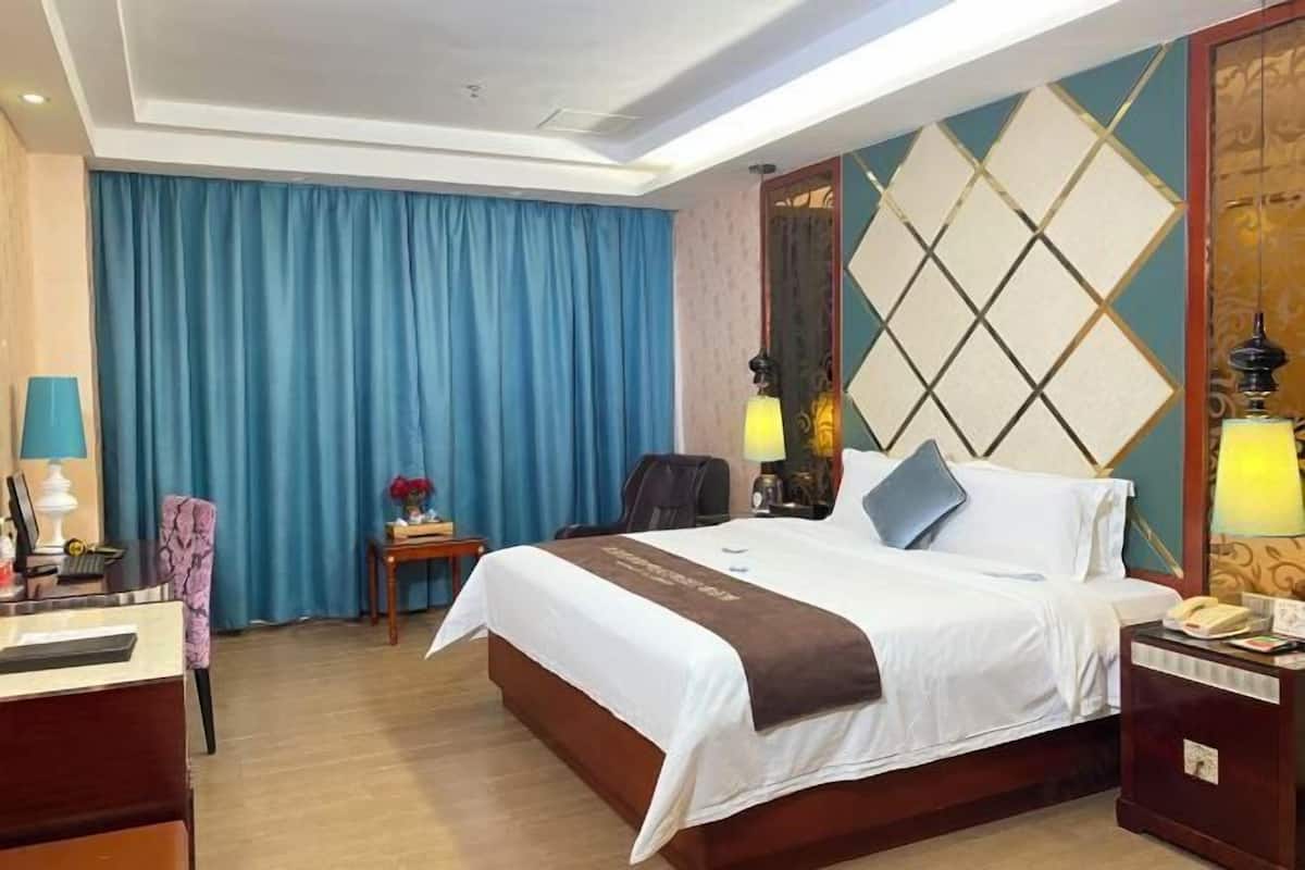 Escritorio, cortinas opacas, wifi gratis y ropa de cama