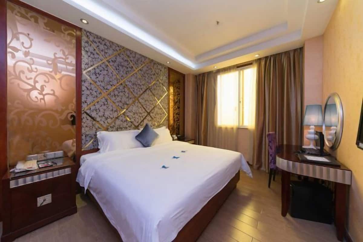 Desk, blackout curtains, free WiFi, bed sheets