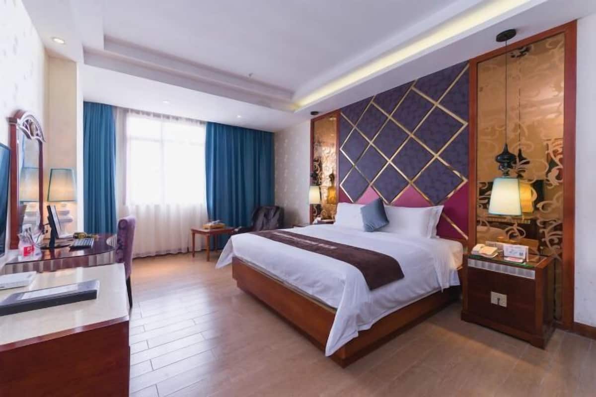 Desk, blackout curtains, free WiFi, bed sheets