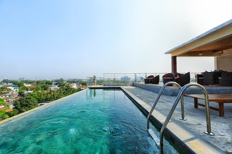 Una piscina al aire libre, sombrillas, guardavidas en la propiedad