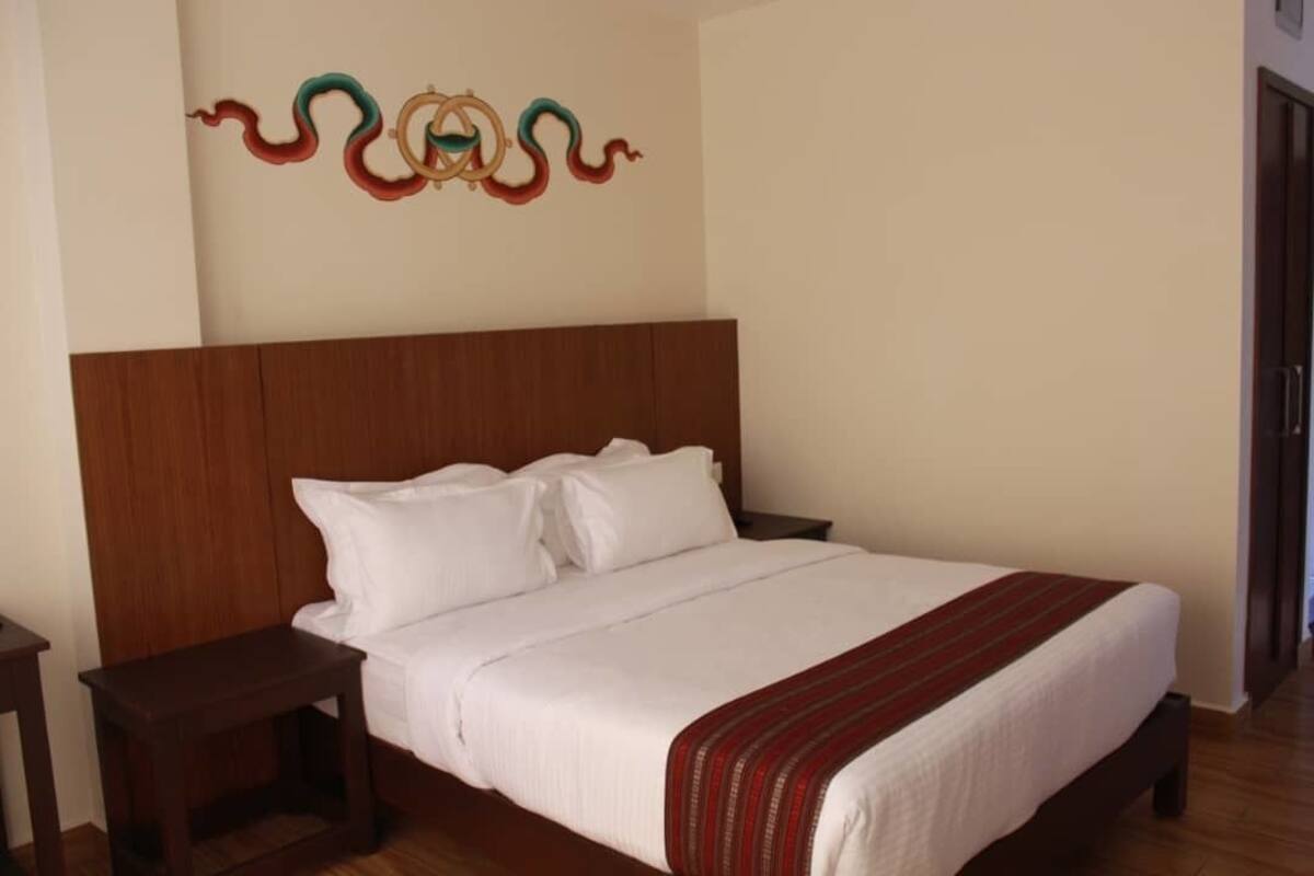 Deluxe Queen Room | Desk, free WiFi