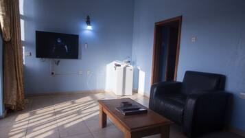 Una televisión de pantalla plana, una chimenea, películas de pago