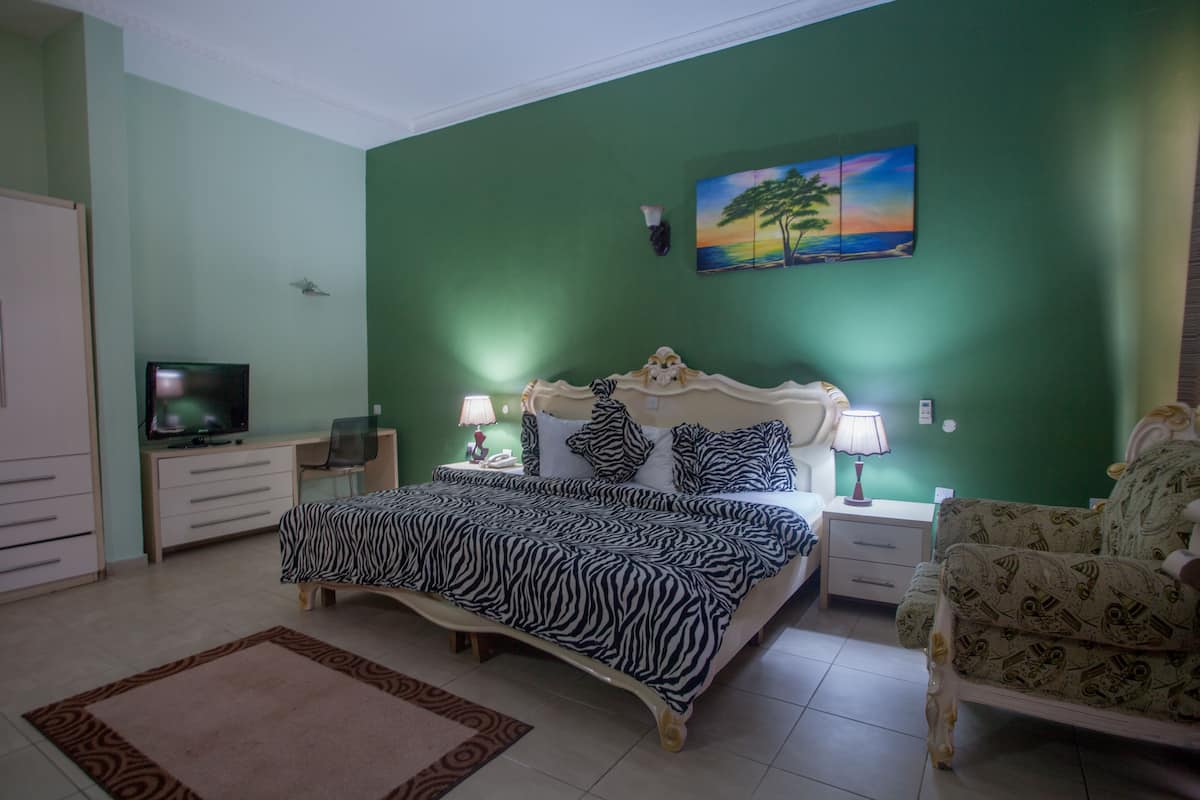 1 bedroom, premium bedding, minibar, in-room safe