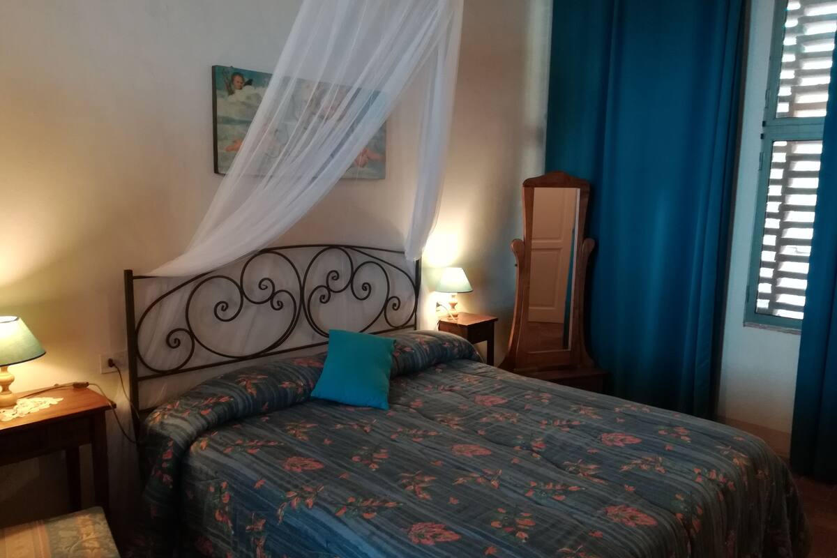 Habitación doble | Ropa de cama de alta calidad, wifi gratis y ropa de cama