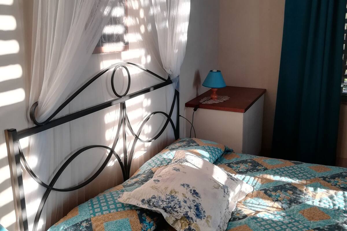Ropa de cama de alta calidad, wifi gratis y ropa de cama