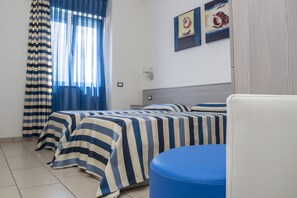 Edredón, caja de seguridad en la habitación y escritorio