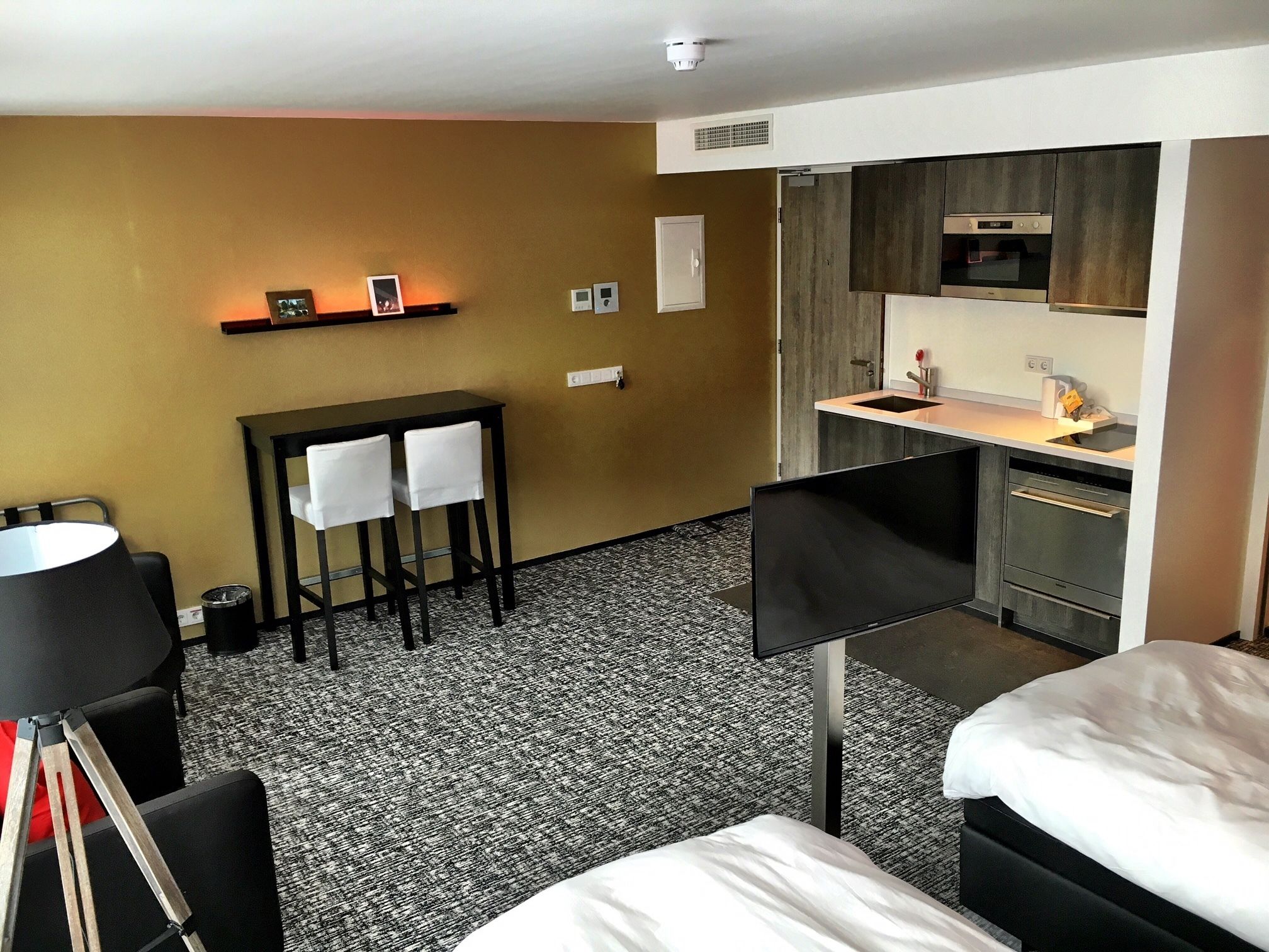 Standaard kamer | Een kluis op de kamer, een bureau, geluiddichte muren