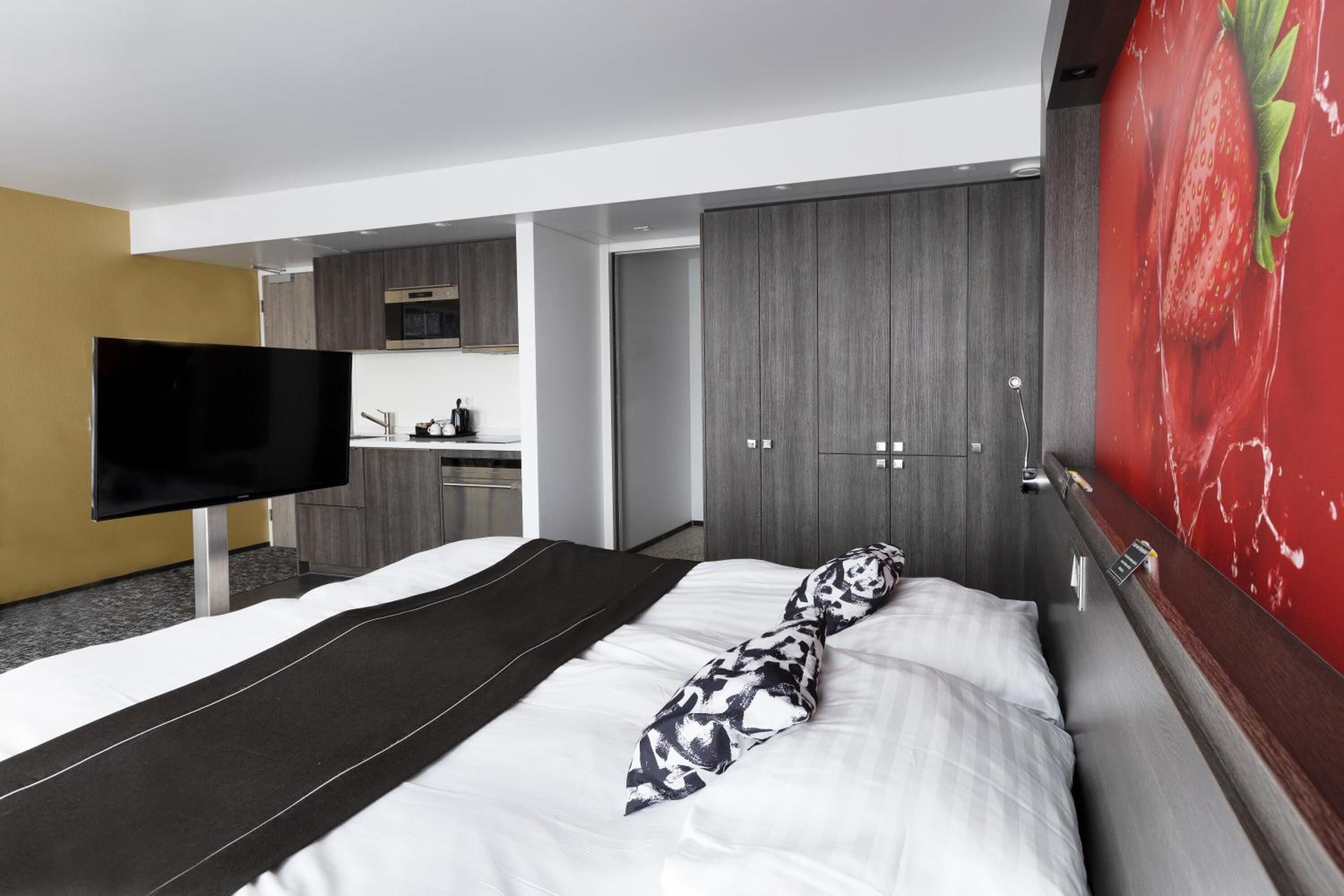 In-room safe, desk, soundproofing, iron/ironing board