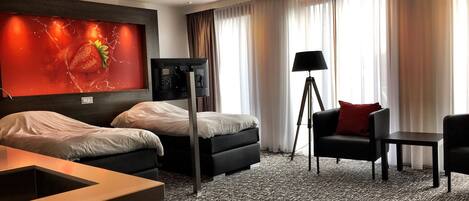 Standaard kamer | Een kluis op de kamer, een bureau, geluiddichte muren