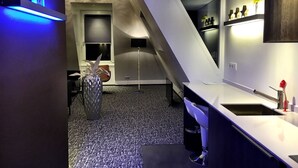 A modern kitchen with a white countertop, a built-in sink, and a ceiling light. - Apart Food and Drinks (Zwolle)