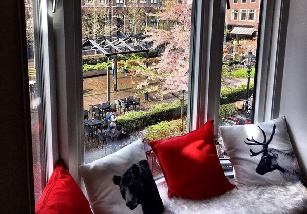 Deluxe kamer | Een kluis op de kamer, een bureau, geluiddichte muren