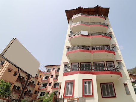 Vista frontal de la propiedad