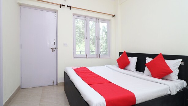 Una habitación con una cama, una ventana y una puerta.