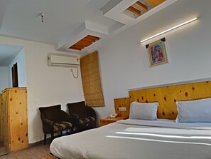 Deluxe Studio | Free WiFi, bed sheets - TJS Grand (New Delhi)