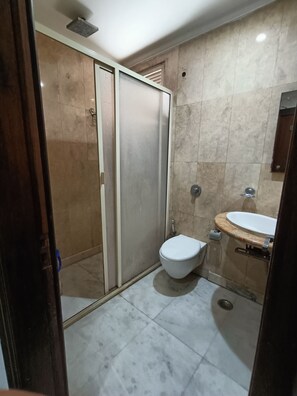 Douche, douche à « effet pluie », articles de toilette gratuits
