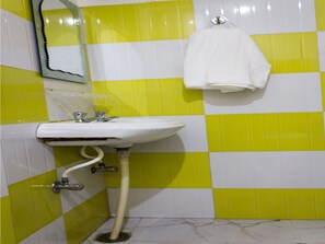 Kahden hengen huone (yksi tai kaksi sänkyä) | Kylpyhuone | Suihku, sadesuihkupää, ilmaiset hygieniatuotteet, pyyhkeet