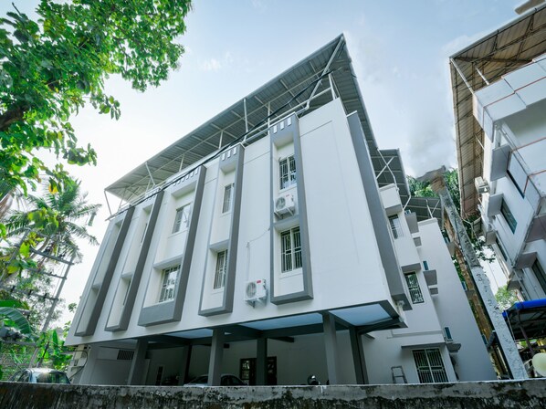 Un edificio de varios pisos con techo plano y ventanas amplias.