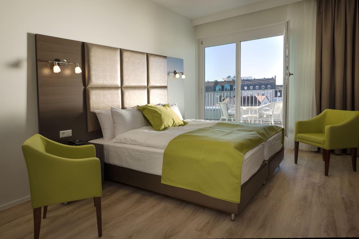 Superior Double Room, Balcony | Bar mini, peti besi dalam bilik, meja, langsir/tirai gelap terus