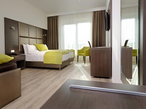 Minibar, in-room safe, desk, blackout curtains - Boutique Hotel Bellevue (Rheinfelden (Baden))