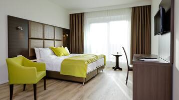 Doppelzimmer | Minibar, Zimmersafe, Schreibtisch, Verdunkelungsvorhänge