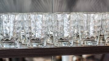Diversos vasos clars i amb textura damunt d'una prestatgeria de fusta.