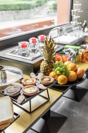 Buffet. Lake Como Golf Hotel
