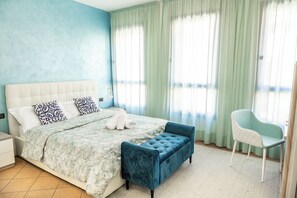 Habitación doble superior | Minibar, caja de seguridad en la habitación y escritorio 