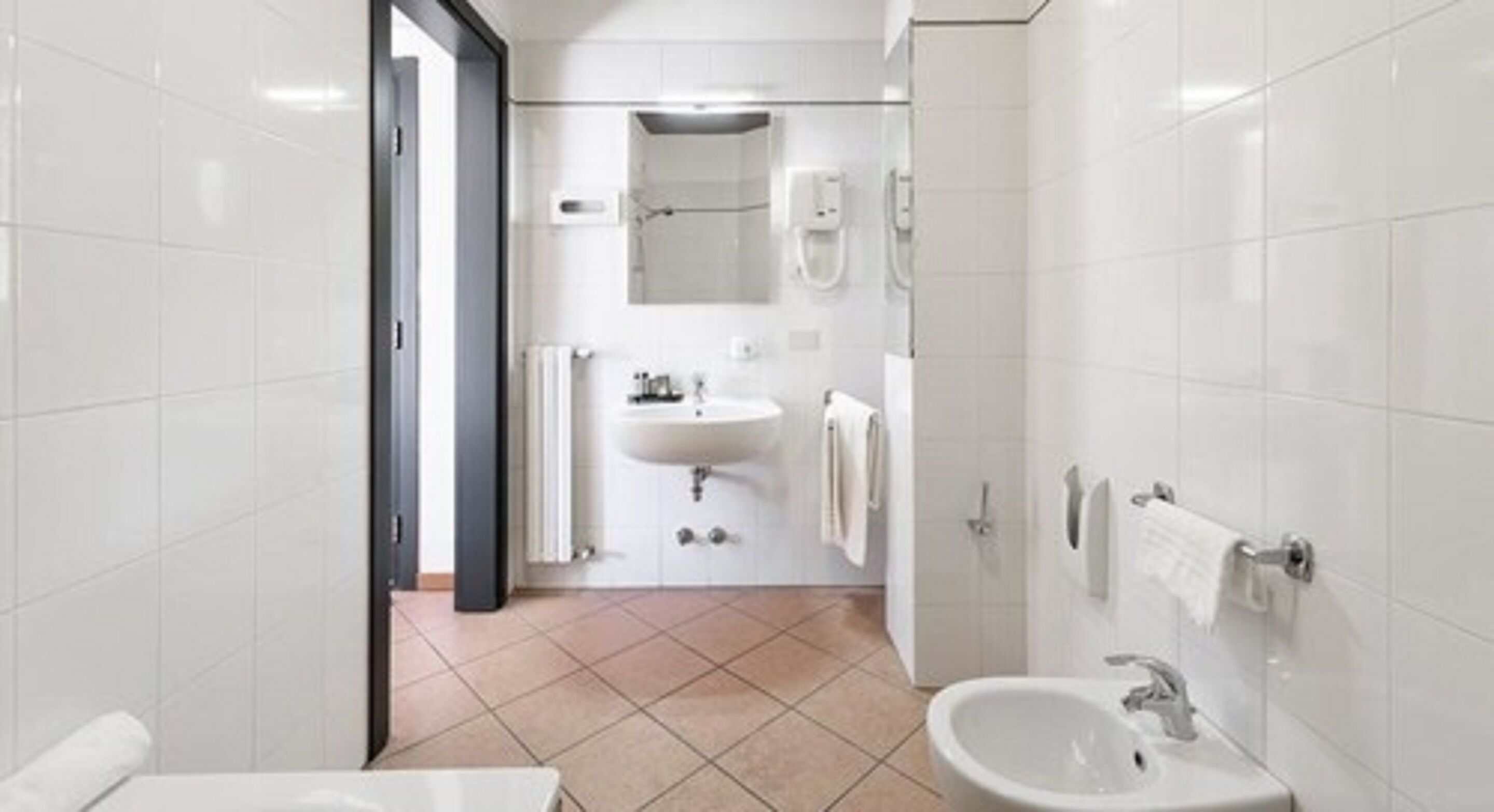 Deluxe eenpersoonskamer | Badkamer | Gratis toiletartikelen, een haardroger, handdoeken