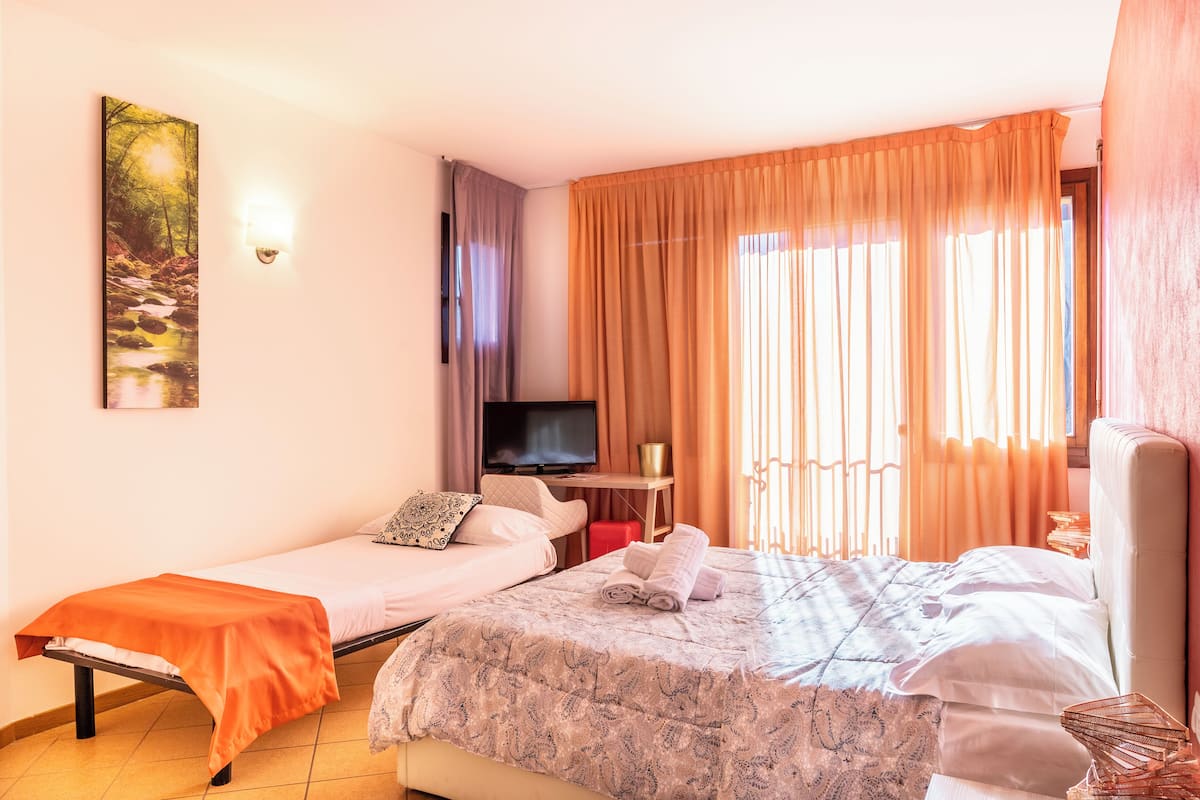 Family Room | Minibar, in-room safe, desk, soundproofing