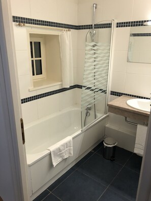 Appartement | Badkamer | Een bad/douchecombinatie, gratis toiletartikelen, handdoeken