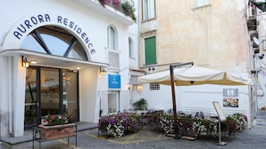 Entrada de un hotel con un letrero que dice "AURORA RESIDENCE".