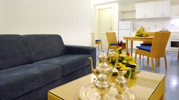 Apartemen, 2 kamar tidur, dapur | Seprai katun Mesir, seprai premium, brankas, dan meja kerja
