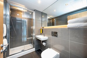 Shower, rainfall showerhead, free toiletries, hair dryer