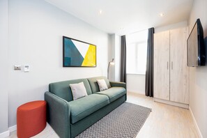 公寓 (Sleeps 4) | 高档床上用品、办公桌、遮光窗帘、熨斗/熨衣板