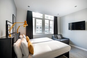 Ropa de cama de alta calidad, escritorio y cortinas blackout 