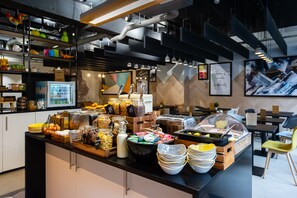 Daily buffet breakfast (GBP 13.50 per person) - Staycity Aparthotels, Liverpool, Waterfront (Liverpool)