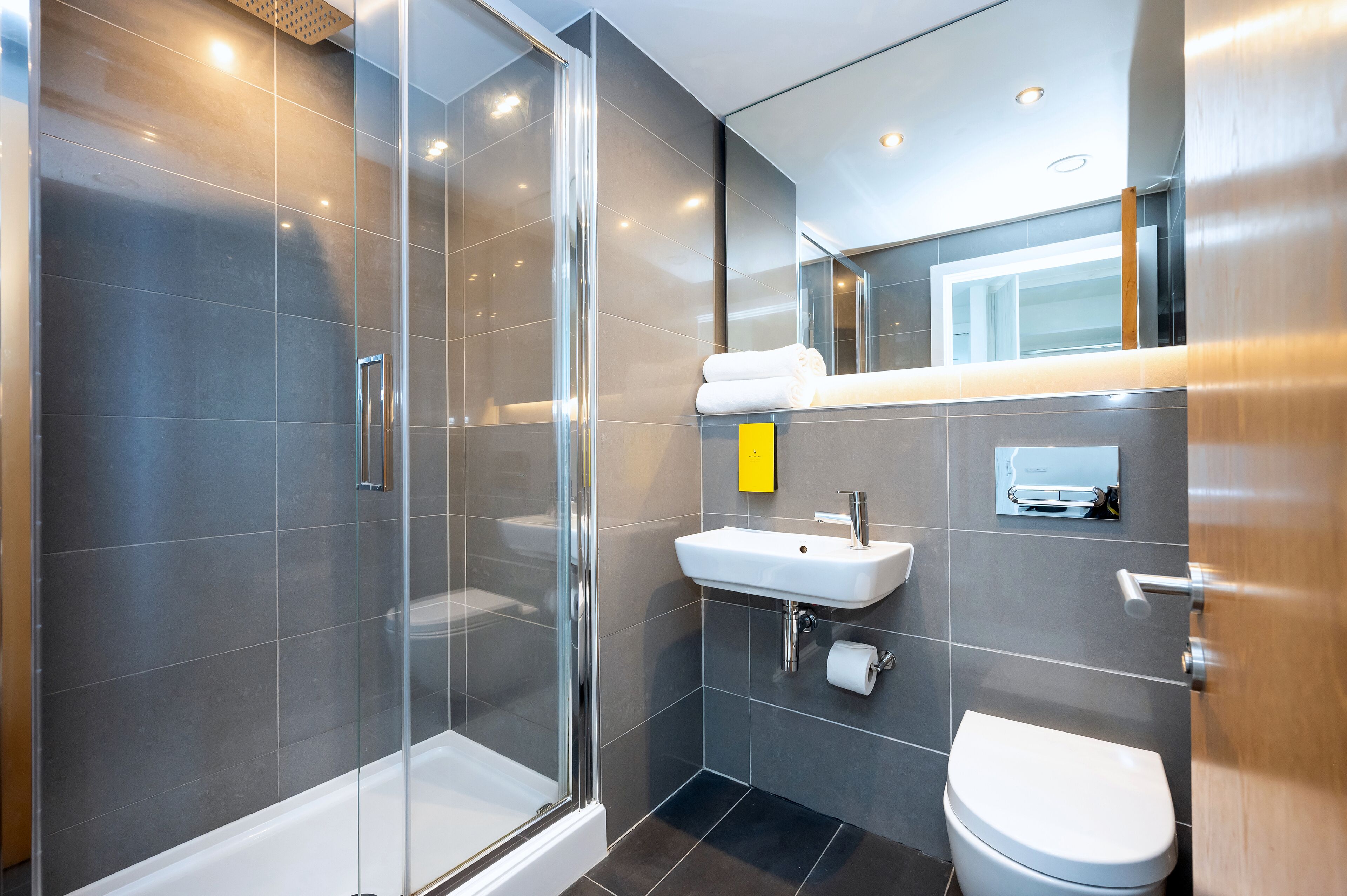 Douche, douche à « effet pluie », articles de toilette gratuits