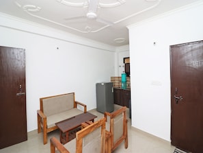Habitación con 1 cama matrimonial o 2 individuales | Área de sala de estar | Televisión