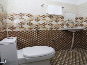 Habitación con 1 cama matrimonial o 2 individuales | Baño | Regadera, regadera tipo lluvia, amenidades de baño gratuitas, toallas