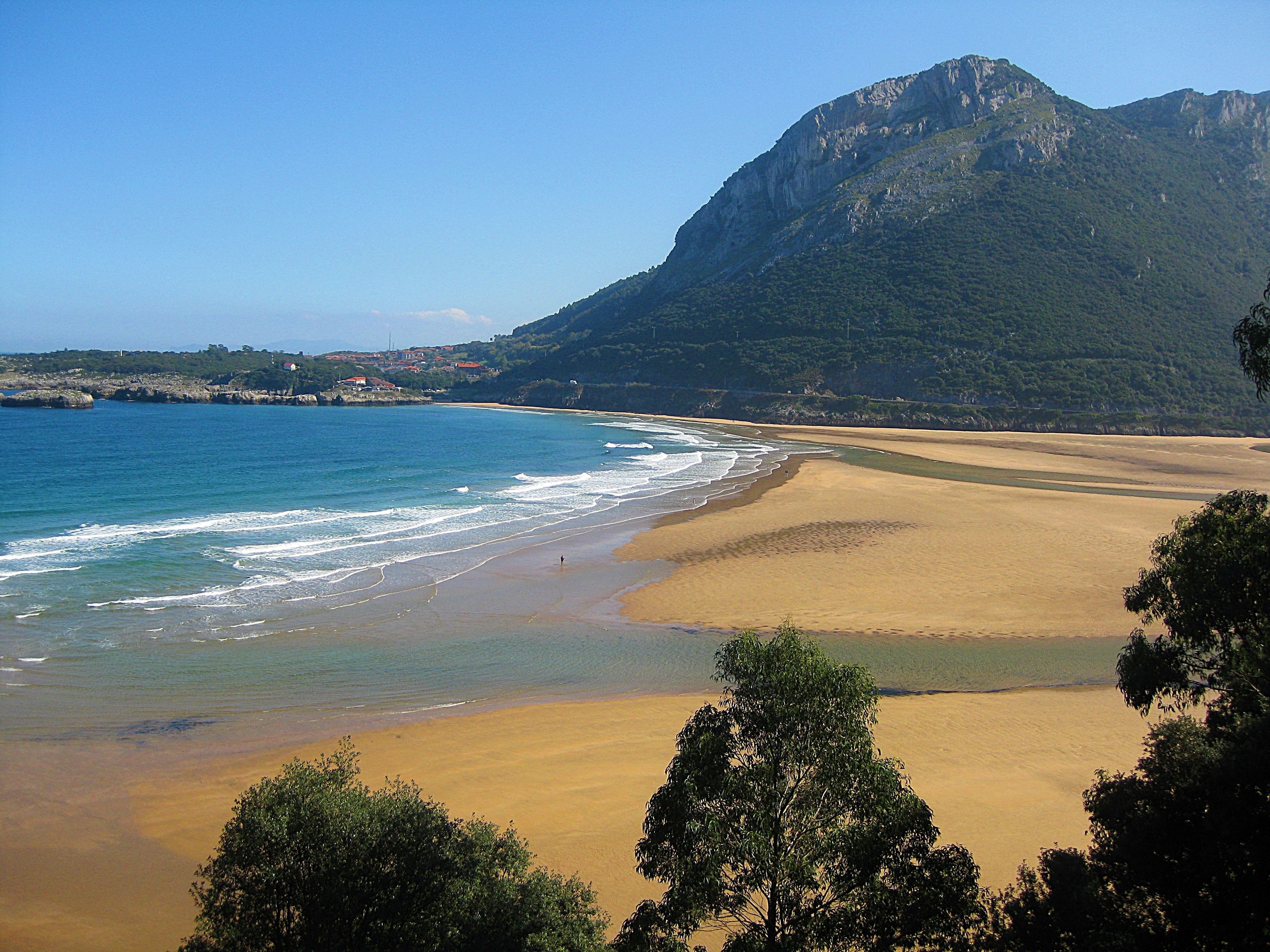 beach nearby, white sand, free beach cabanas, sun-loungers