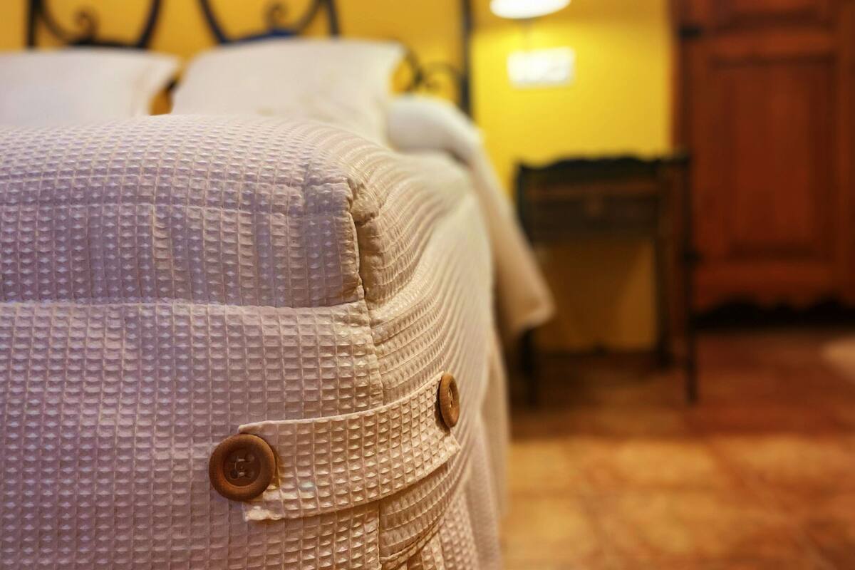 hypo-allergenic bedding, desk, free wifi, bed sheets